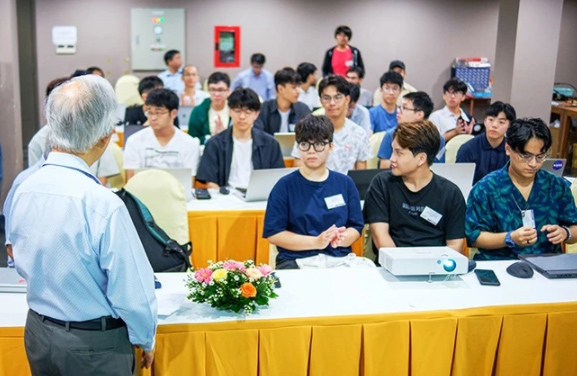 The 8th Vietnam School on Neutrinos gather 32 scientists and researchers in the field of Neutrinos physics from Japan, China, India, Italy, the UK, and the host country. (Photo: VNA).