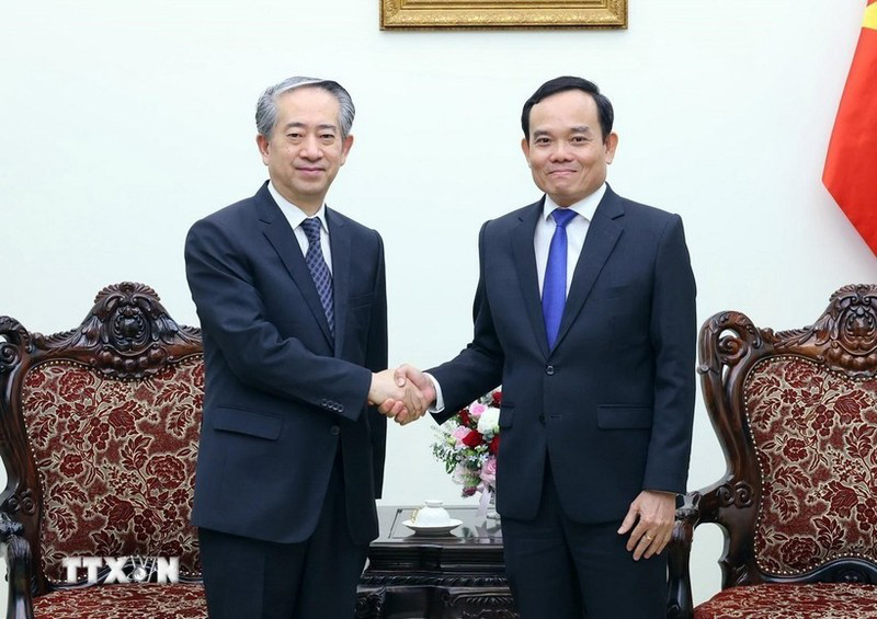 Deputy Prime Minister Tran Luu Quang (right) and Chinese Ambassador to Vietnam Xiong Bo. (Photo: VNA)