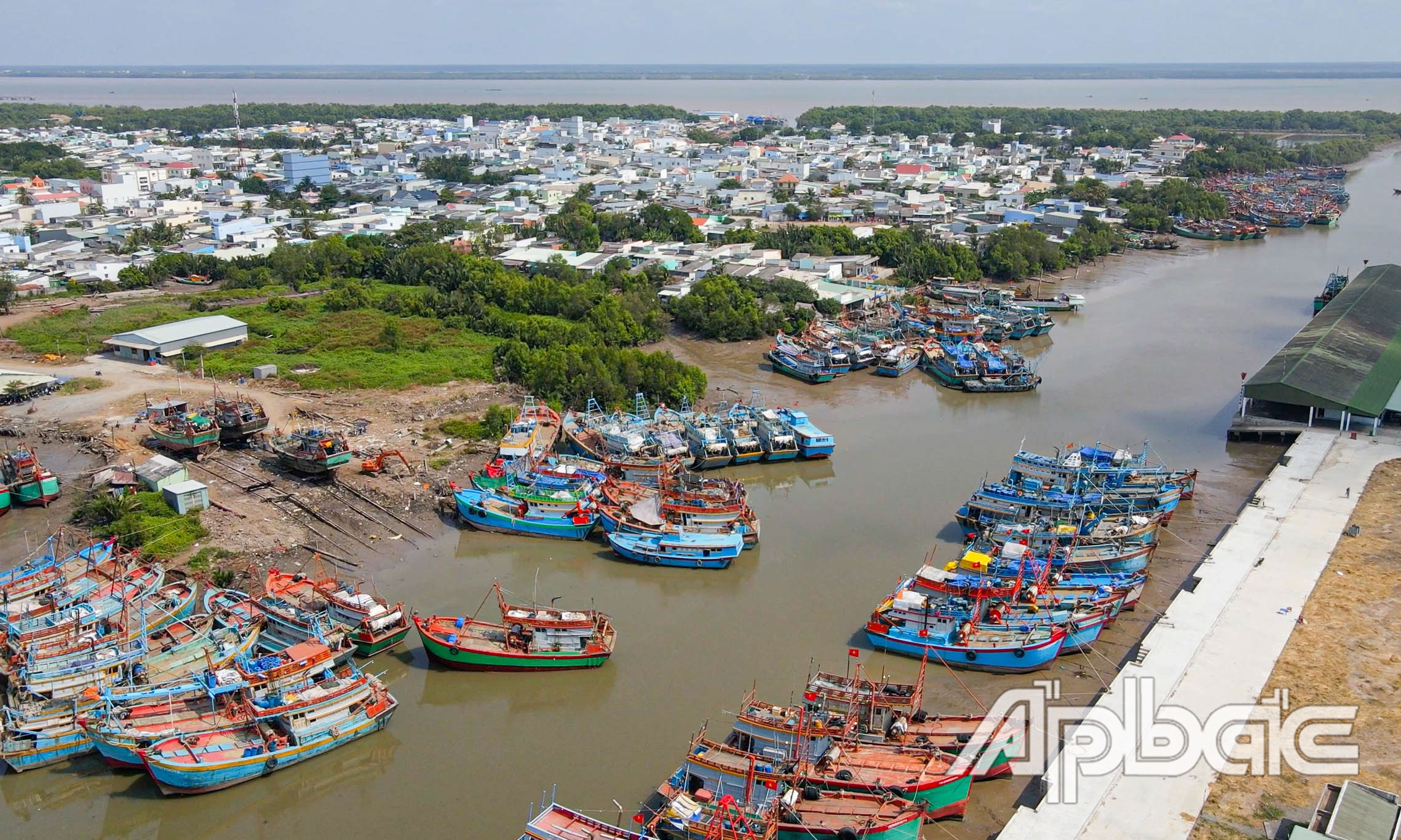 Khu neo đậu tránh, trú bão cho tàu cá cửa sông Soài Rạp kết hợp bến cá Vàm Láng.