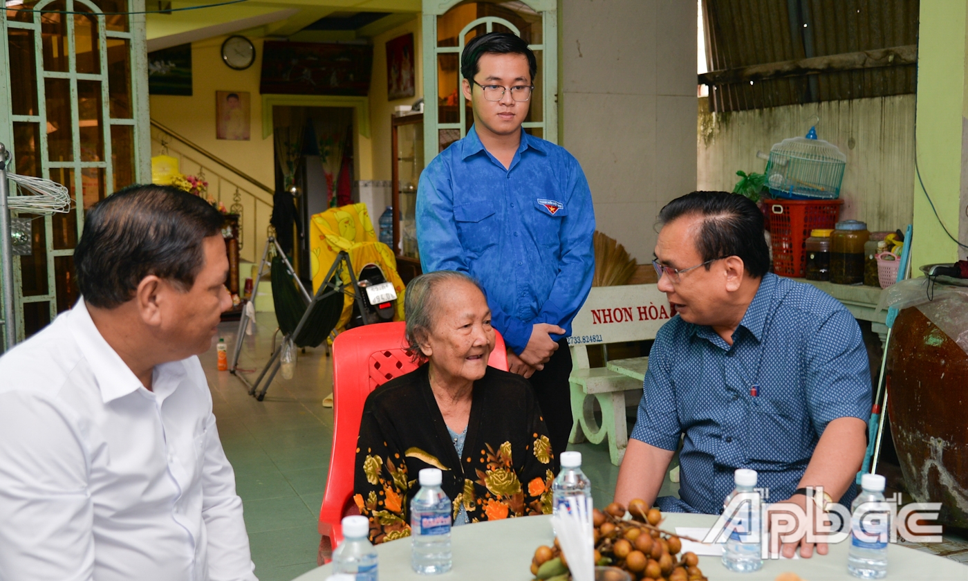 Đồng chí Võ Văn Bình cùng Đoàn đến thăm, tặng quà gia đình bà Đỗ Thị Kim Tuyến, Mẹ liệt sĩ.