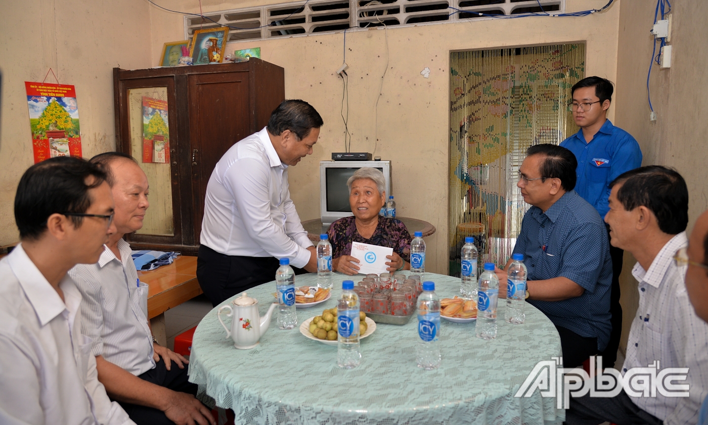 Đồng chí Lý Văn Cẩm, Giám đốc Sở Lao động, Thương binh và Xã hội trao quà cho bà Nguyễn Thị Thanh Vân, thương binh 95%.