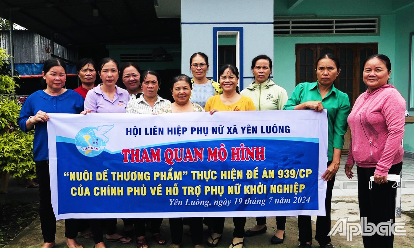 Hội LHPN xã Yên Luông đến tham quan trang trại nuôi dễ của chị Trang