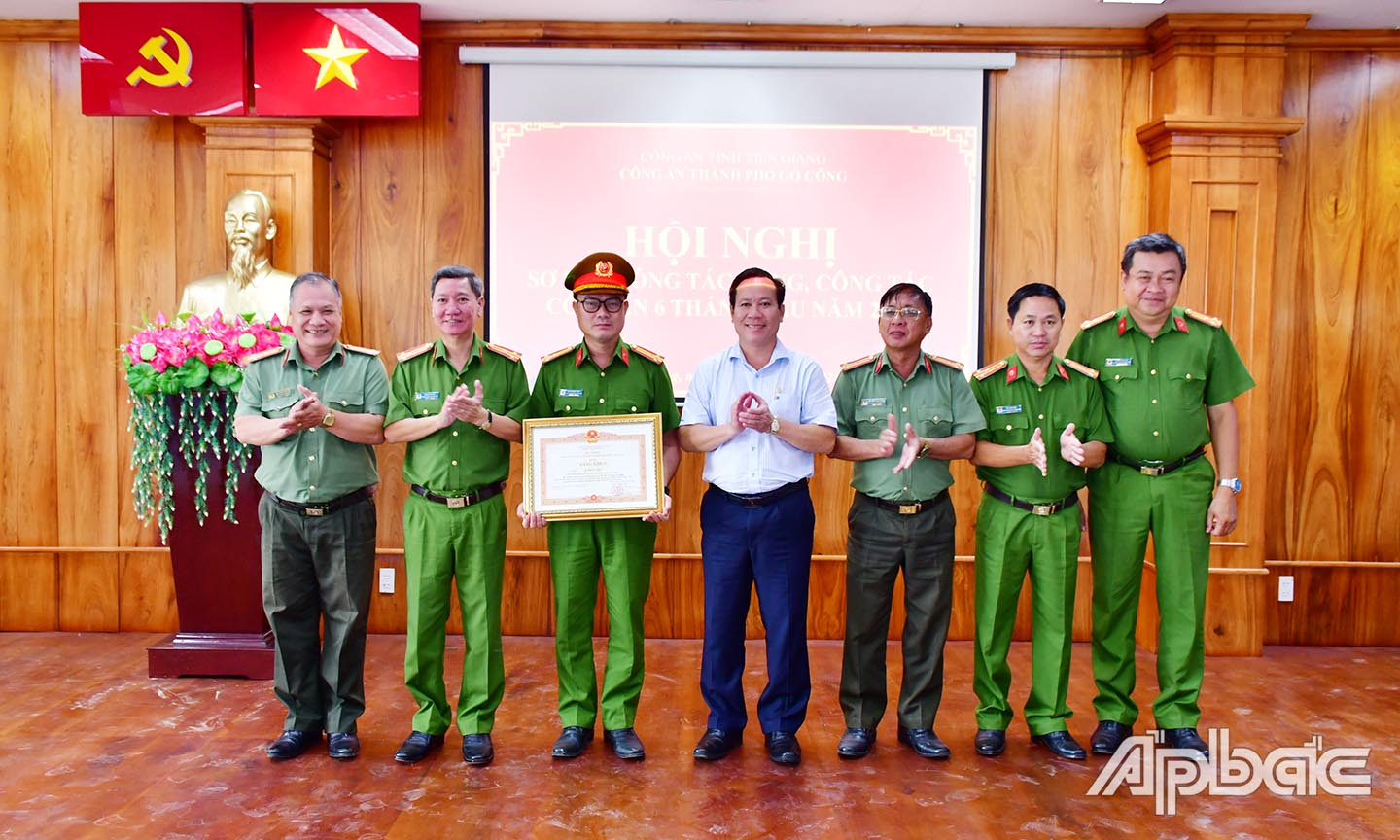 Đồng chí Giản Bá Huỳnh, Phó Bí thư thành ủy, Chủ tịch UBND thành phố Gò Công trao Bằng khen của Thủ tướng Chính Phủ tặng đồng chí Thượng tá Lê Trung Thật. Ảnh Trọng Tín