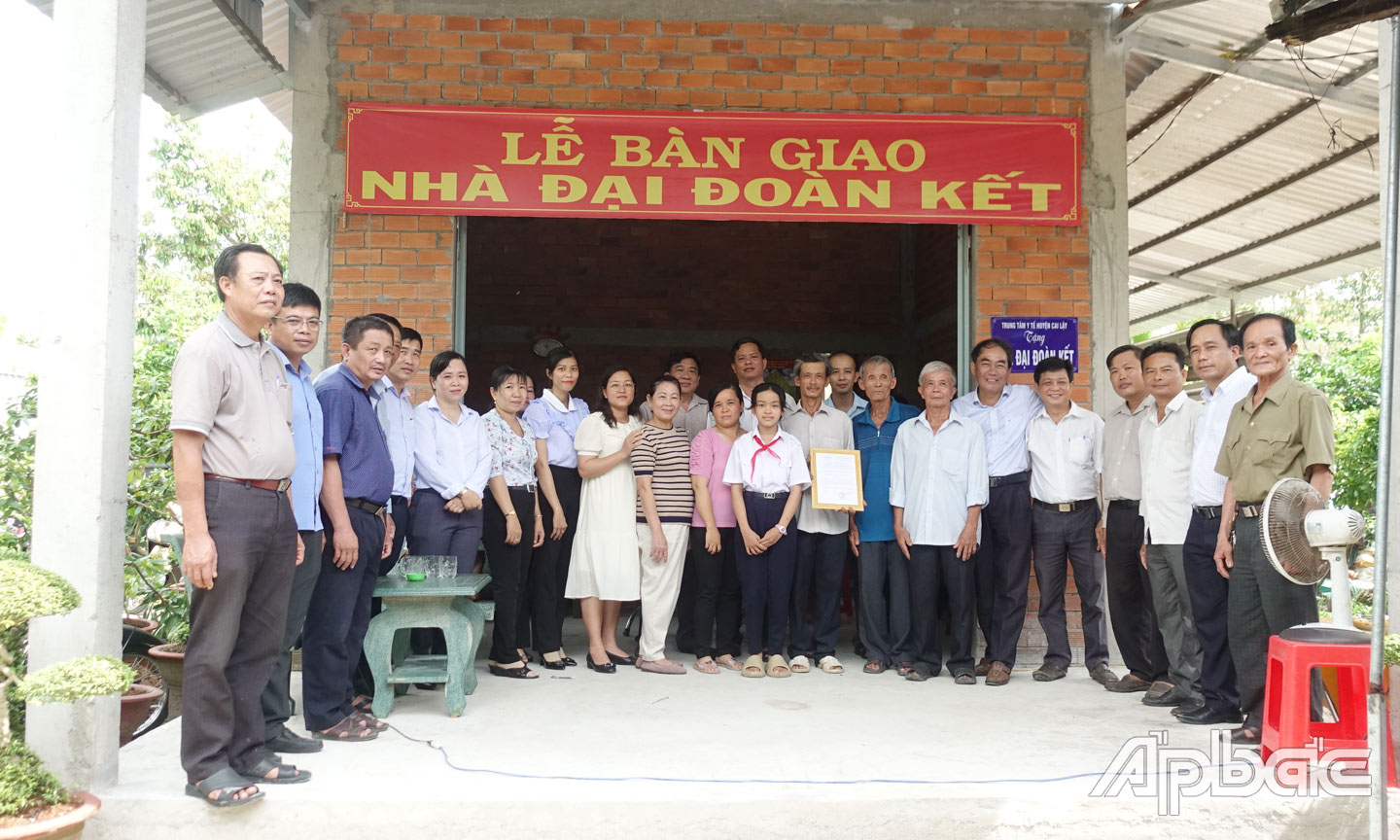 Bàn giao nhà đại đoàn kết  cho gia đình  anh Lê Thanh Phong,  ấp Mỹ Lợi A,  xã Long Tiên.