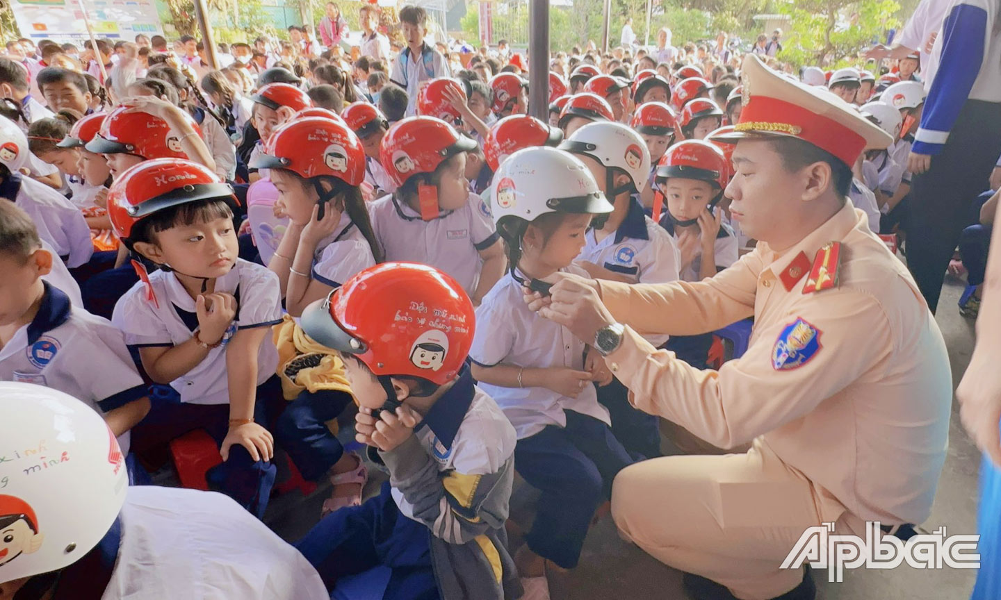 Đội CSGT-TT, Công an huyện Cai Lậy phối hợp với Trường Tiểu học Phú An cơ sở 2 tuyên truyền về ATGT.