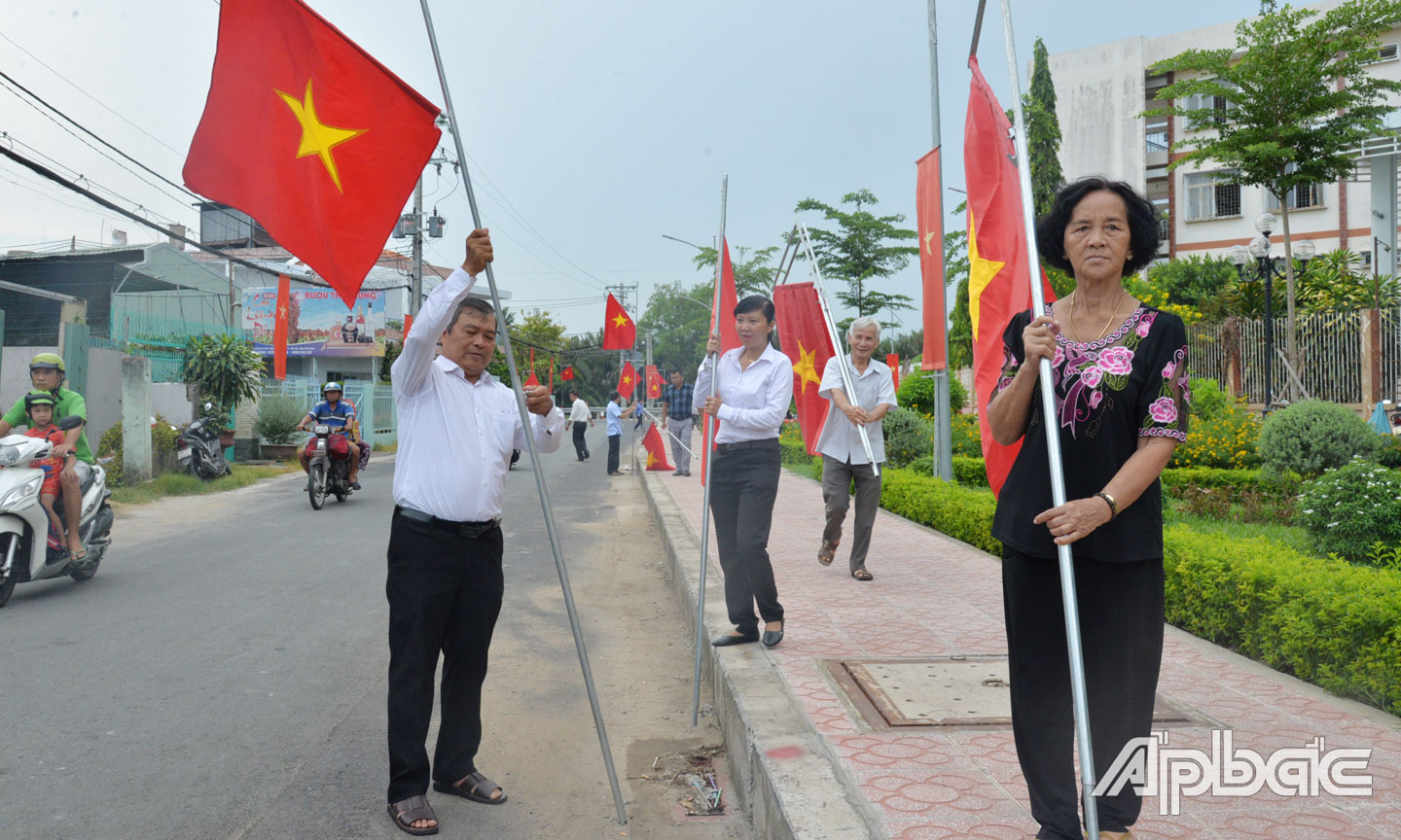 Mô hình “Tuyến đường hoa, cờ hoa sáng - xanh - sạch - đẹp” trên đường Lê Việt Thắng, khu phố 7, phường 5, TP. Mỹ Tho.                                                                                                                              Ảnh: Phương Mai