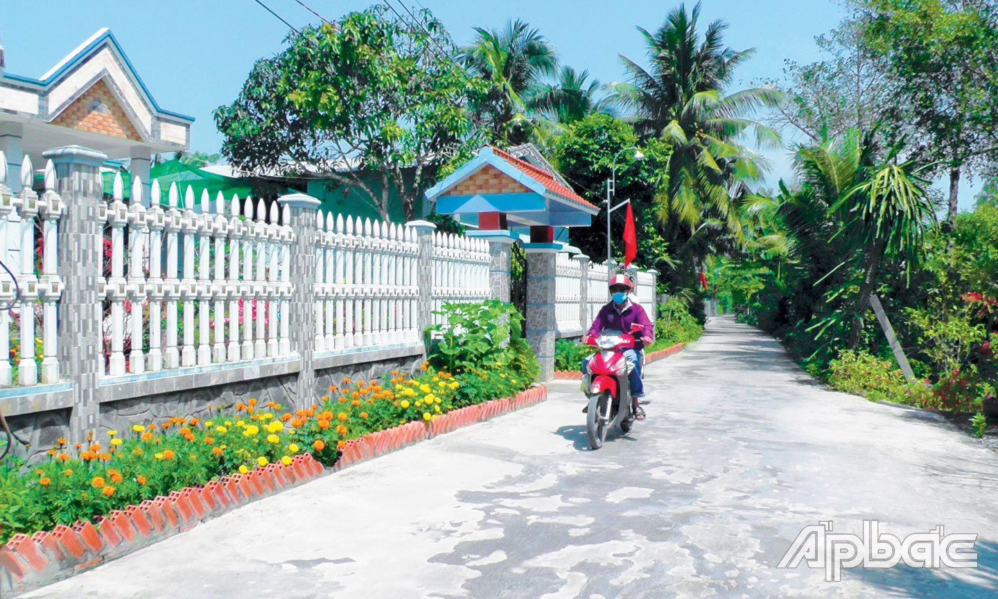 Tuyến đường giao thông tại khu phố Bình Sơn, thị trấn Bình Phú, huyện Cai Lậy  luôn thông thoáng, sạch đẹp.                                                                                                                                                                          Ảnh: Quế Ngân