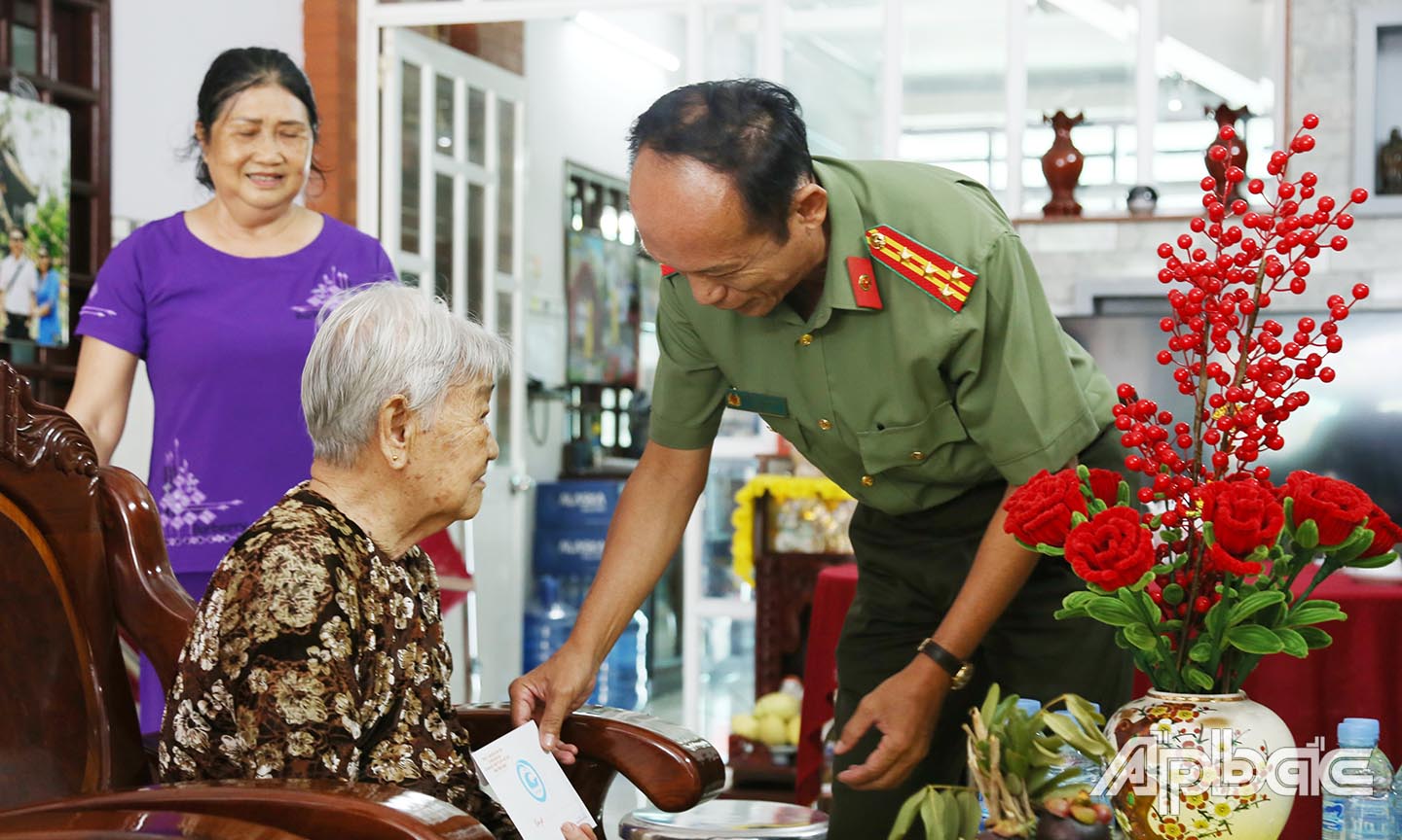 Đại tá Nguyễn Văn Nhựt thăm hỏi Mẹ Việt Nam anh hùng Nguyễn Thị Quyên.