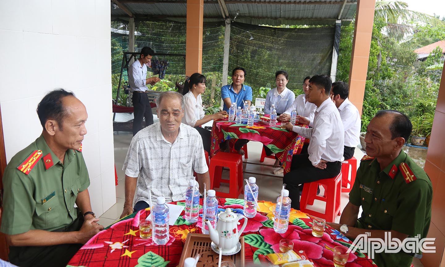 Lãnh đạo tỉnh và địa phương cũng đến thăm hỏi gia đình thương binh Nguỵễn Văn Nga.