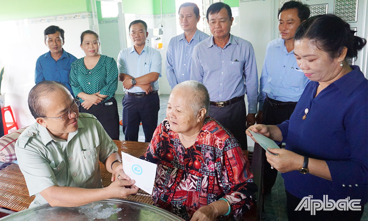 Đồng chí Nguyễn Chí Trung thăm, tặng quà ông Trần Hồng Sơn ngụ ấp Mỹ Xuân, xã Tân Trung.