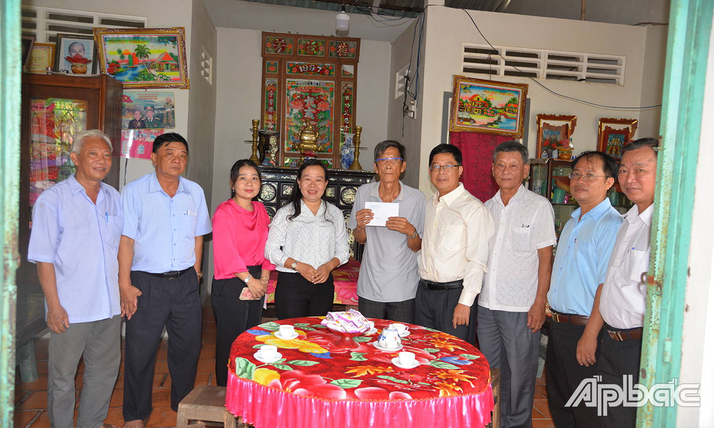 Đồng chí Trần Thanh Nguyên cùng các thành viên trong đoàn đến thăm, tặng quà  ông Phan Văn Hân, 1946 , thương binh