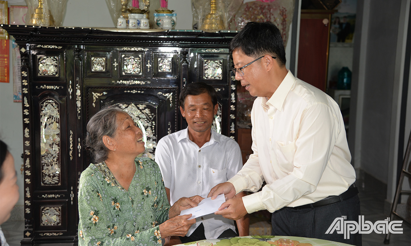 Đồng chí Trần Thanh Nguyên cùng các thành viên trong đoàn đến thăm, tặng quà bà Ung Thị Bé Ba, vợ liệt sĩ 