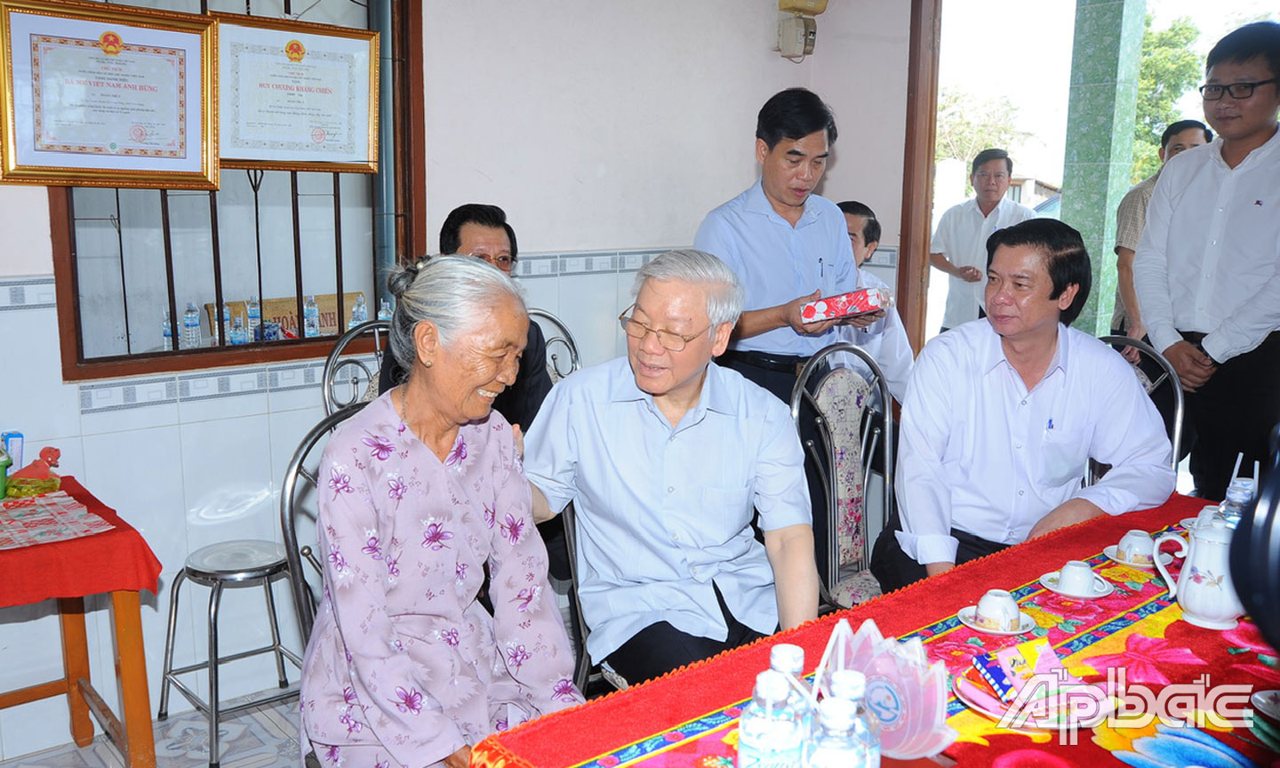 Ngày 16-3-2016, ngay sau thành công của Đại hội Đảng toàn quốc lần thứ XII, Tổng Bí thư Nguyễn Phú Trọng đã về thăm và làm việc với Đảng bộ tỉnh Tiền Giang. Tổng Bí thư Nguyễn Phú Trọng đến thăm gia đình Mẹ Việt Nam Anh hùng Đoàn Thị Y (ấp 2, xã Gia Thuận, huyện Gò Công Đông).  						                                                                                     Ảnh: Duy Sơn