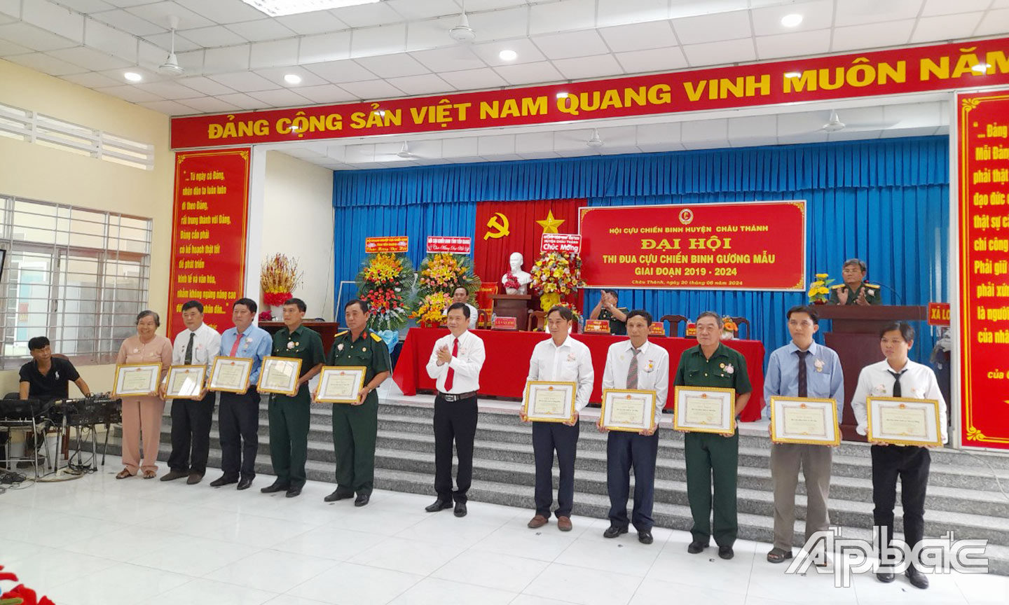  Khen thưởng 10 tập thể CCB tiêu biểu trong phong trào thi đua “CCB gương mẫu”. 