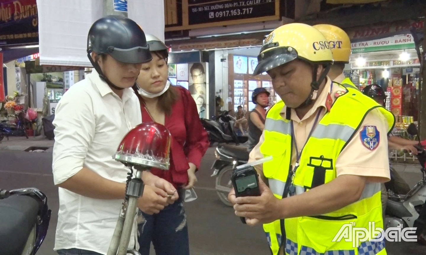 Lực lượng Cảnh sát giao thông Công an TX. Cai Lậy tuần tra, kiểm soát, xử lý vi phạm hành chính về trật tự, ATGT.                                                                                                                                             Ảnh: MAI PHƯƠNG