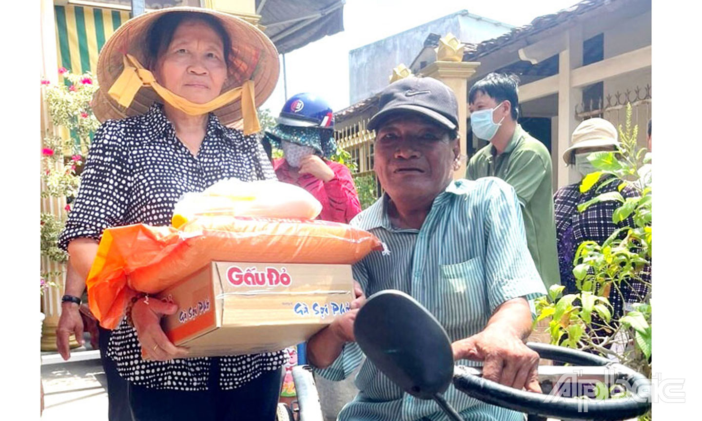 Phó Chủ tịch Hội NNCĐDC huyện Châu Thành Trần Thị Bắc thăm hỏi, tặng quà ông Lê Văn Bé Hai, NNCĐDC bị khuyết tật, có hoàn cảnh khó khăn ở xã Tân Lý Tây.