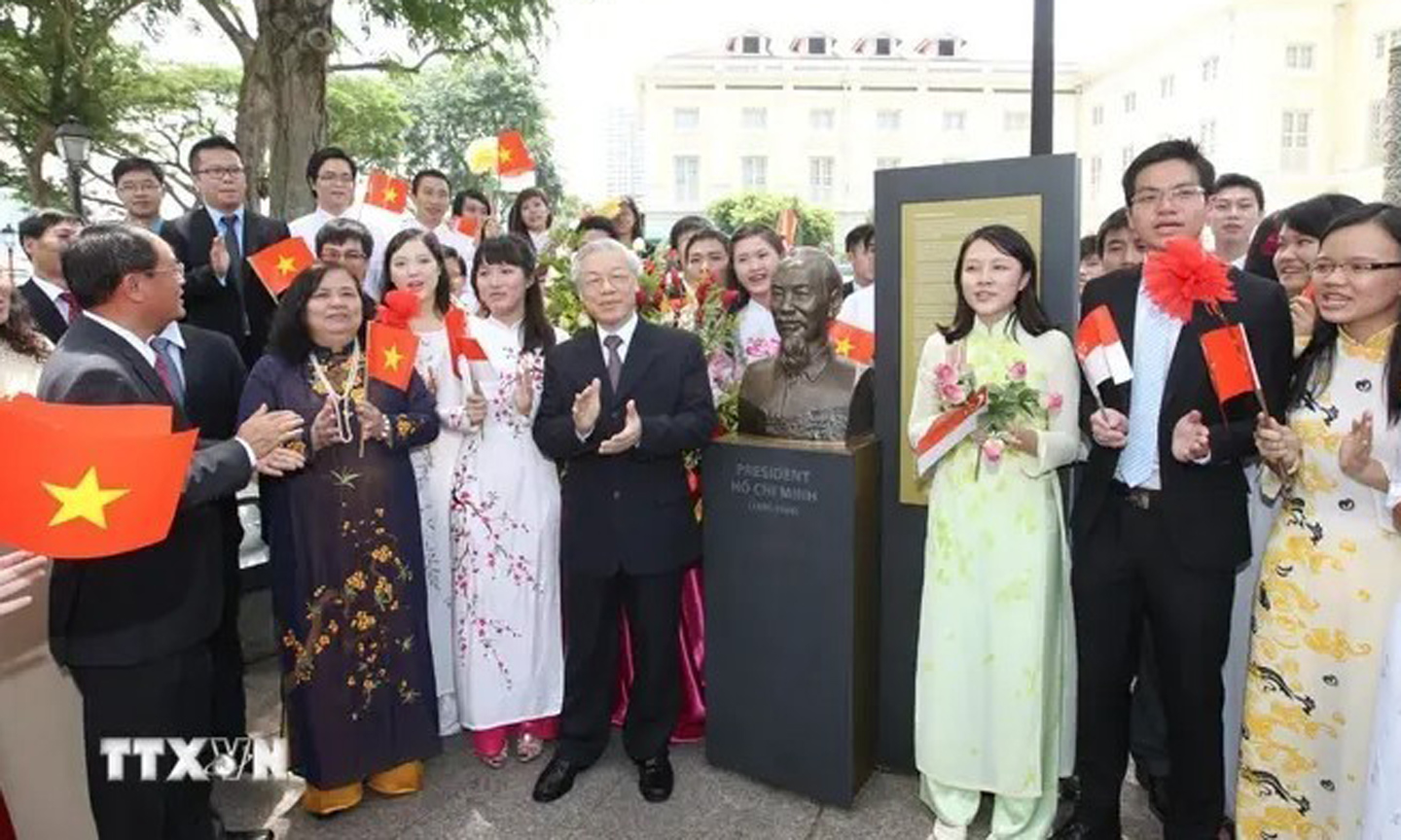 General Secretary Nguyen Phu Trong and delegates sing a song about President Ho Chi Minh at the flower offering ceremony at the President Ho Chi Minh Monument on the grounds of the Asian Civilizations Museum in Singapore on September 12, 2012 (Photo: VNA).