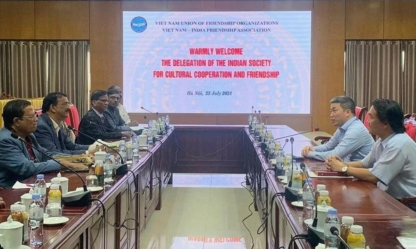 President of the Vietnam Union of Friendship Organisations (VUFO) Phan Anh Son (second, right) exchanges with delegation of the Indian Society for Cultural Cooperation and Friendship (Photo: baoquocte.vn).