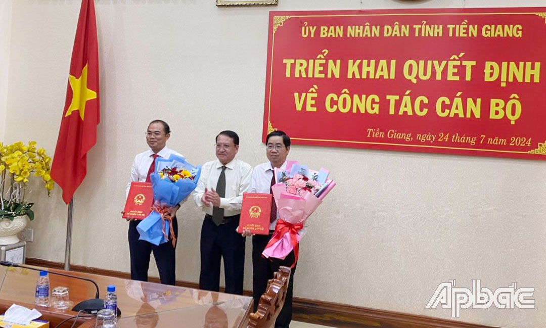 ​Đồng chí Phạm Văn Trọng trao quyết định của UBND tỉnh Tiền Giang bổ nhiệm đồng chí Nguyễn Đức Thịnh giữ chức Phó Giám đốc Sở Nông nghiệp và Phát triển nông thôn tỉnh Tiền Giang và đồng chí Nguyễn Thanh Vũ, Giám đốc Công ty Phát triển hạ tầng các khu công nghiệp tỉnh Tiền Giang giữ chức Phó trưởng Ban Quản lý các Khu công nghiệp tỉnh Tiền Giang.