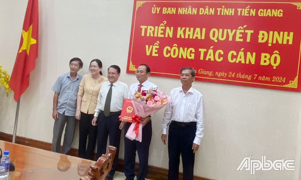 Đồng chí Phạm Văn Trọng cùng Ban Giám đốc Sở Nông nghiệp và Phát triển nông thôn tỉnh Tiền Giang chức mừng đồng chí Nguyễn Đức Thịnh.