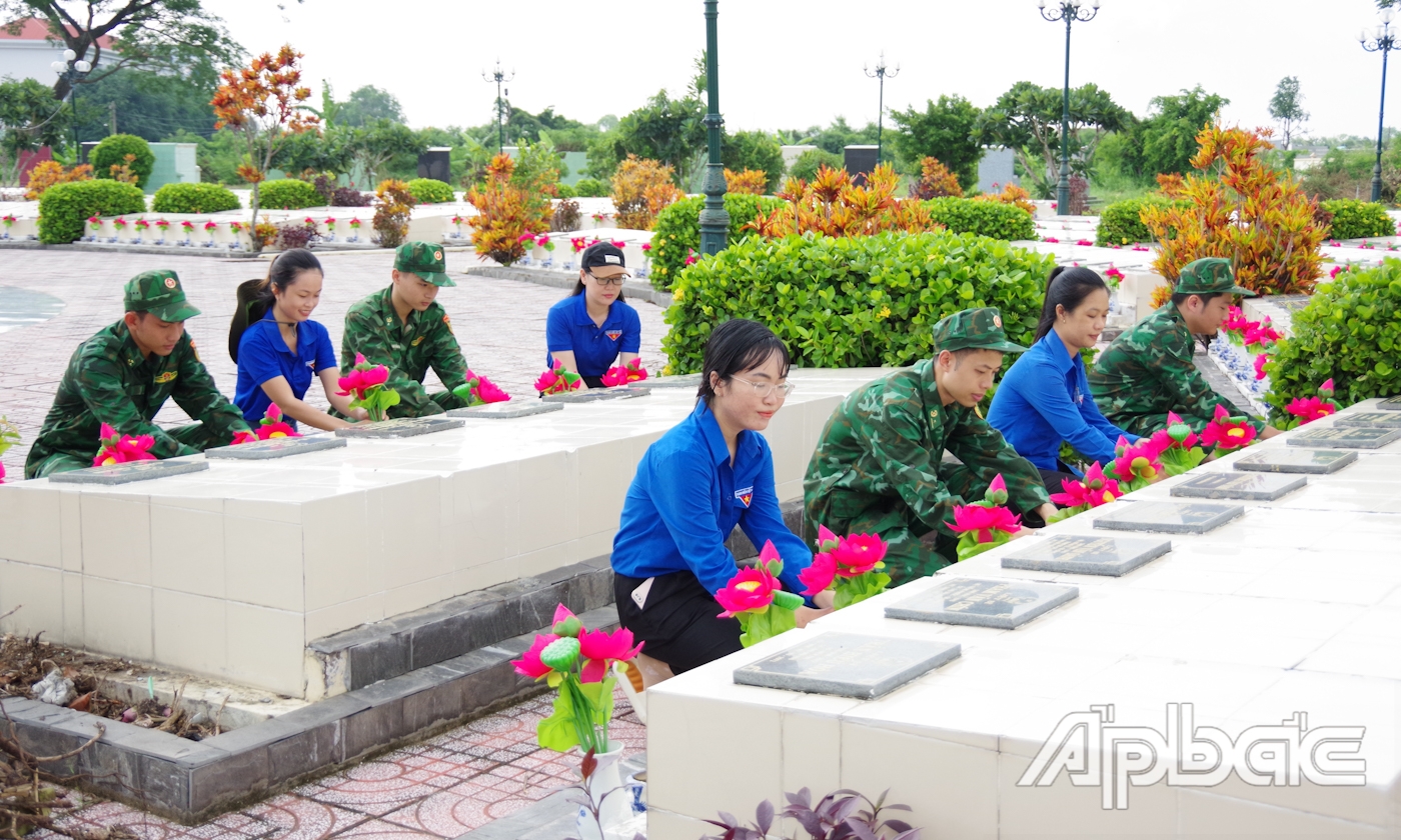 Cán bộ, chiến sĩ, đoàn viên thanh niên các đơn vị tham gia vệ sinh khuôn viên và thay hoa các phần mộ liệt sĩ.