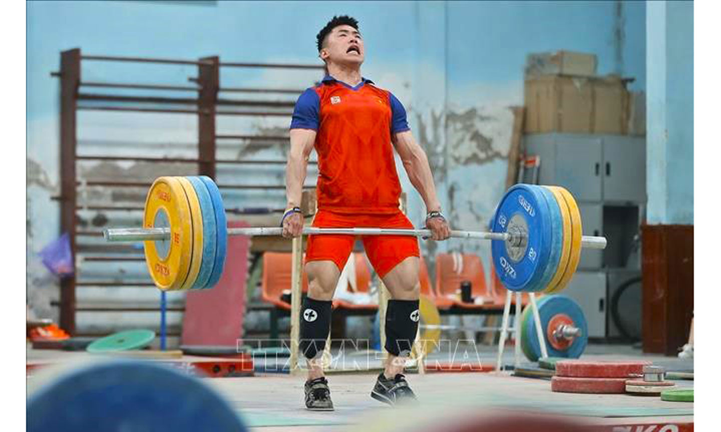 Lực sĩ Trịnh Văn Vinh được kỳ vọng sẽ mang huy chương về cho thể thao Việt Nam tại Olympic Paris 2024. Ảnh: TTXVN