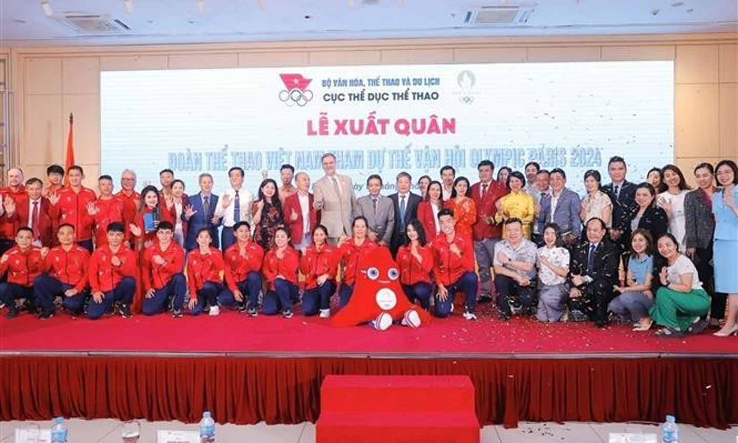 The Vietnamese sporting delegation and delegates at the send-off ceremony in Hanoi on July 17. (Photo: VNA).