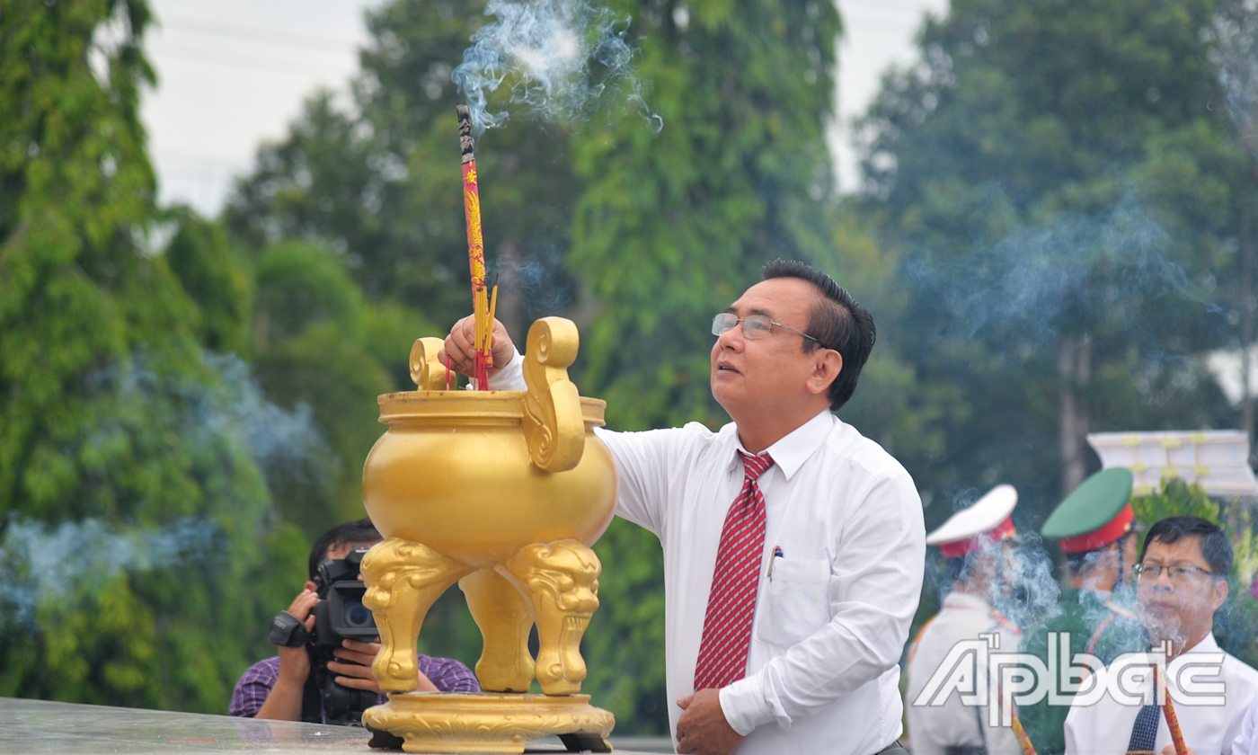 Đồng chí Võ Văn Bình thắp hương tại Đài tưởng niệm Nghĩa trang Liệt sĩ tỉnh.