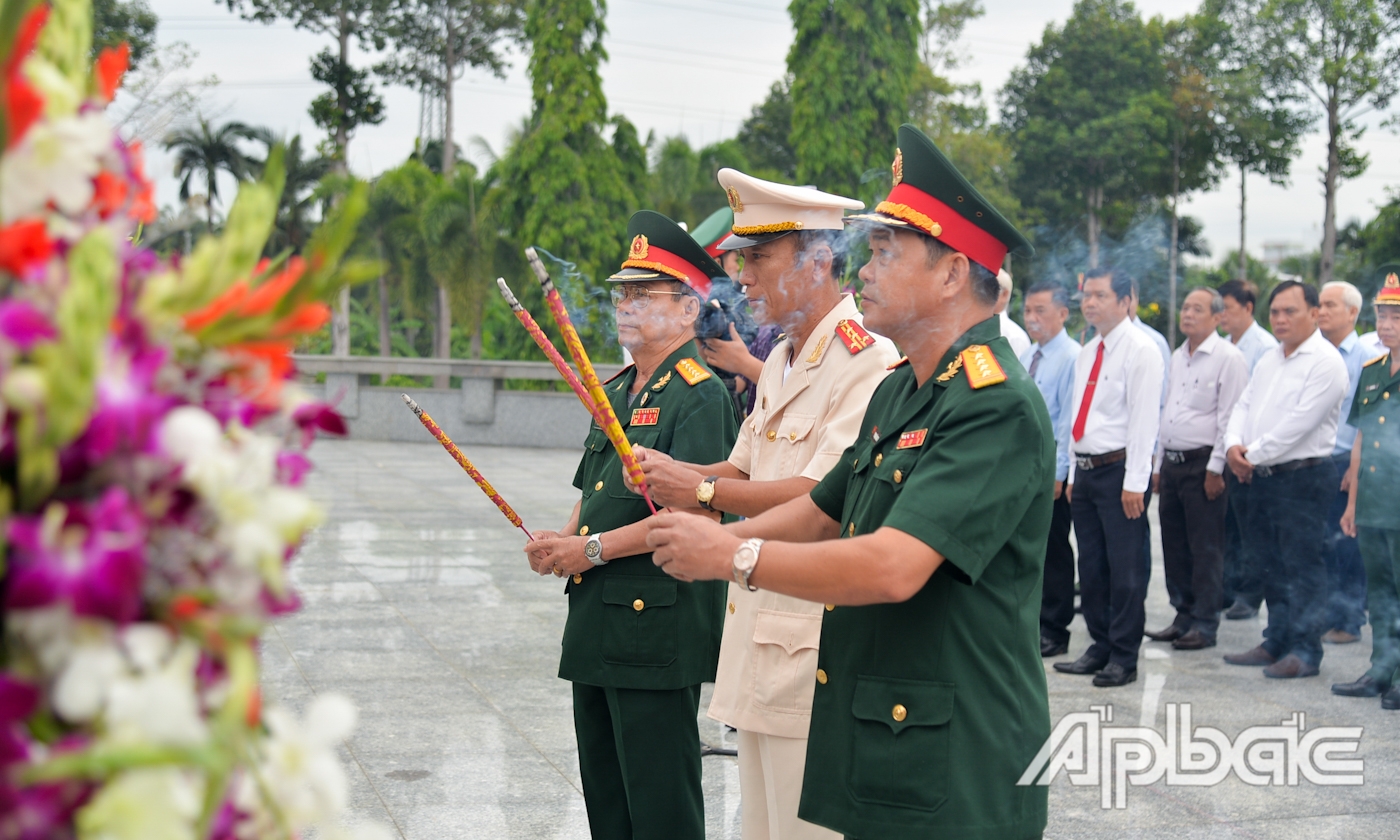 Lực lượng vũ trang và Hội Cựu chiến binh tỉnh thắp hương tại Đài tưởng niệm Nghĩa trang Liệt sĩ tỉnh.