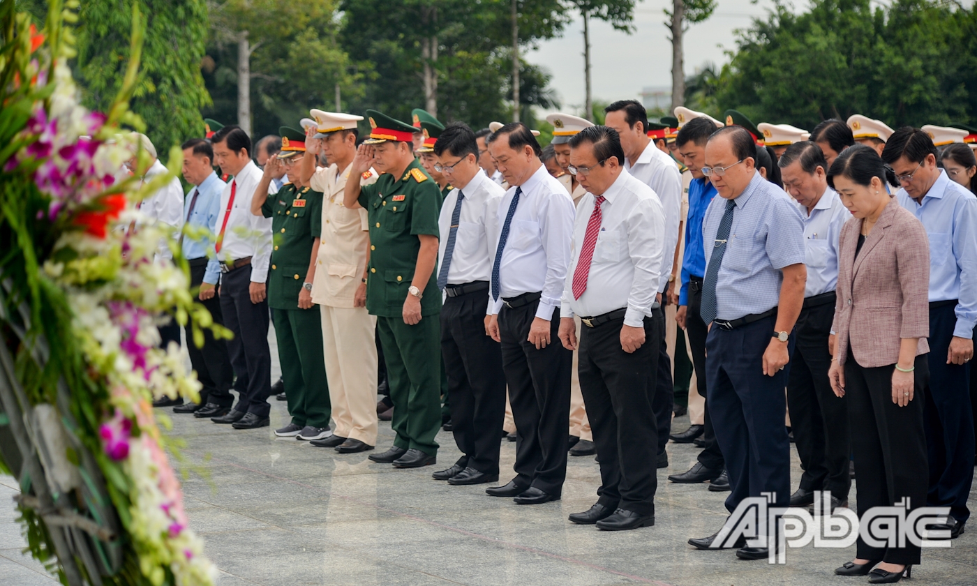 Đoàn dành 1 phút mặc niệm tưởng nhớ công ơn các Anh hùng Liệt sĩ và tưởng nhớ Tổng Bí thư Nguyễn Phú Trọng.