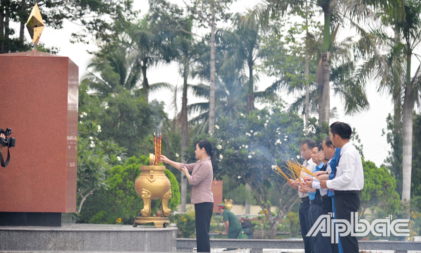 Lãnh đạo tỉnh Tiền Giang thắp hương tại Bia Liệt sĩ vô danh.