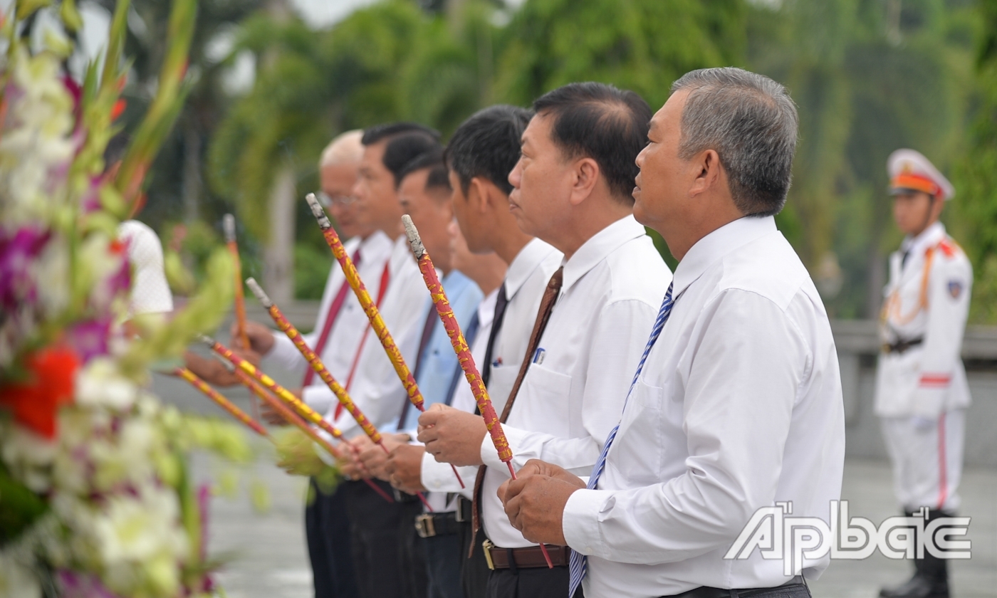 Lãnh đạo TP. Mỹ Tho và huyện Châu Thành thắp hương tại Đài tưởng niệm Nghĩa trang Liệt sĩ tỉnh.