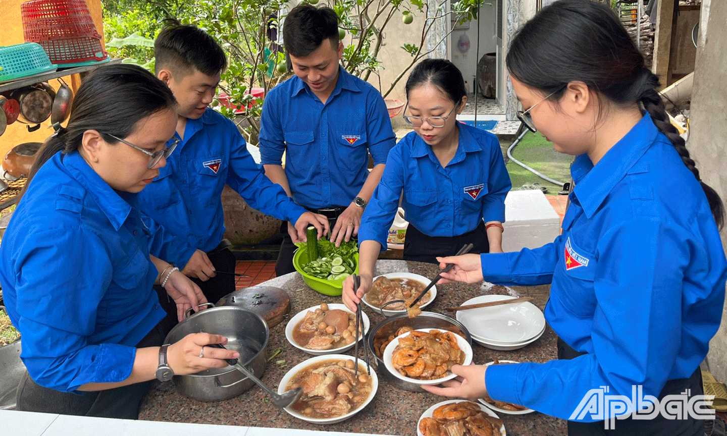 Đoàn viên thanh niên chuẩn bị “Bữa cơm sum vầy, ấm áp yêu thương” tại nhà ông Nguyễn Văn Ton