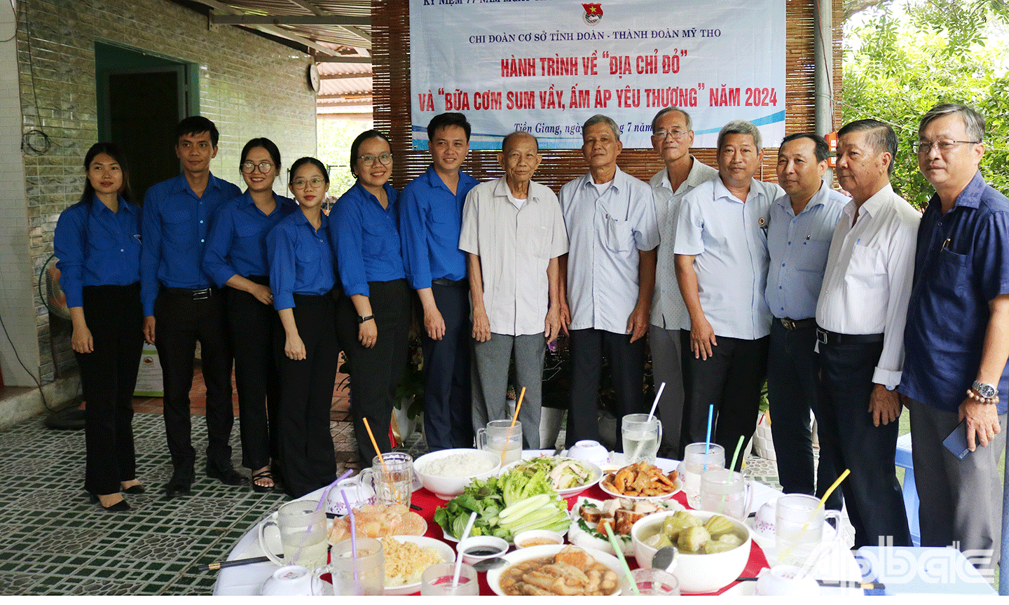 “Bữa cơm sum vầy, ấm áp yêu thương” tại nhà ông Nguyễn Văn Ton