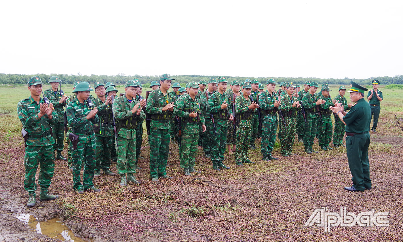 Đại tá Bùi Văn Vũ, Chính ủy BĐBP Tiền Giang ghi nhận, động viên cán bộ, chiến sĩ tham gia huấn luyện diễn tập tại thao trường. 