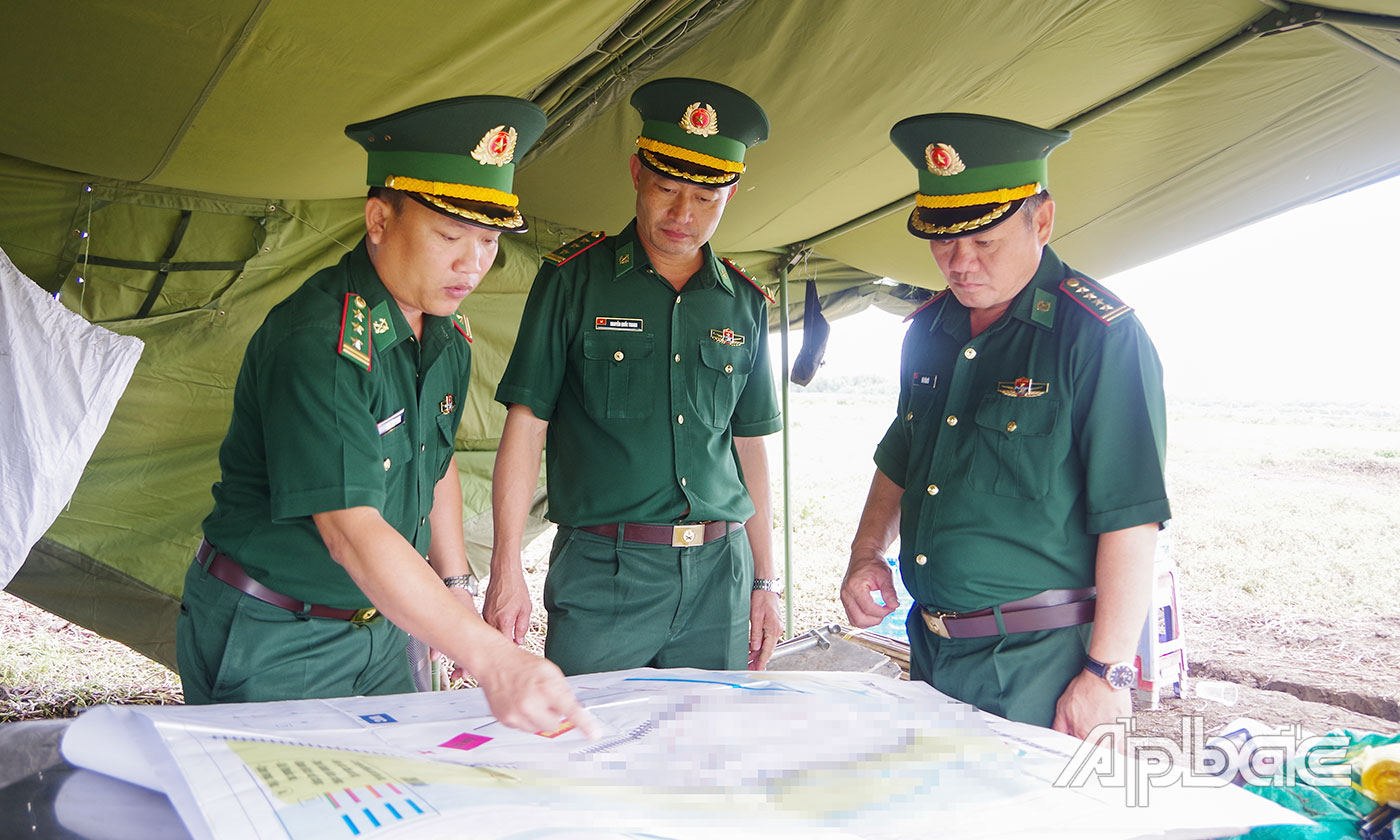 Thượng tá Phan Duy Trinh, Phó Tham mưu trưởng BĐBP Tiền Giang báo cáo công tác chuẩn bị thao trường. 