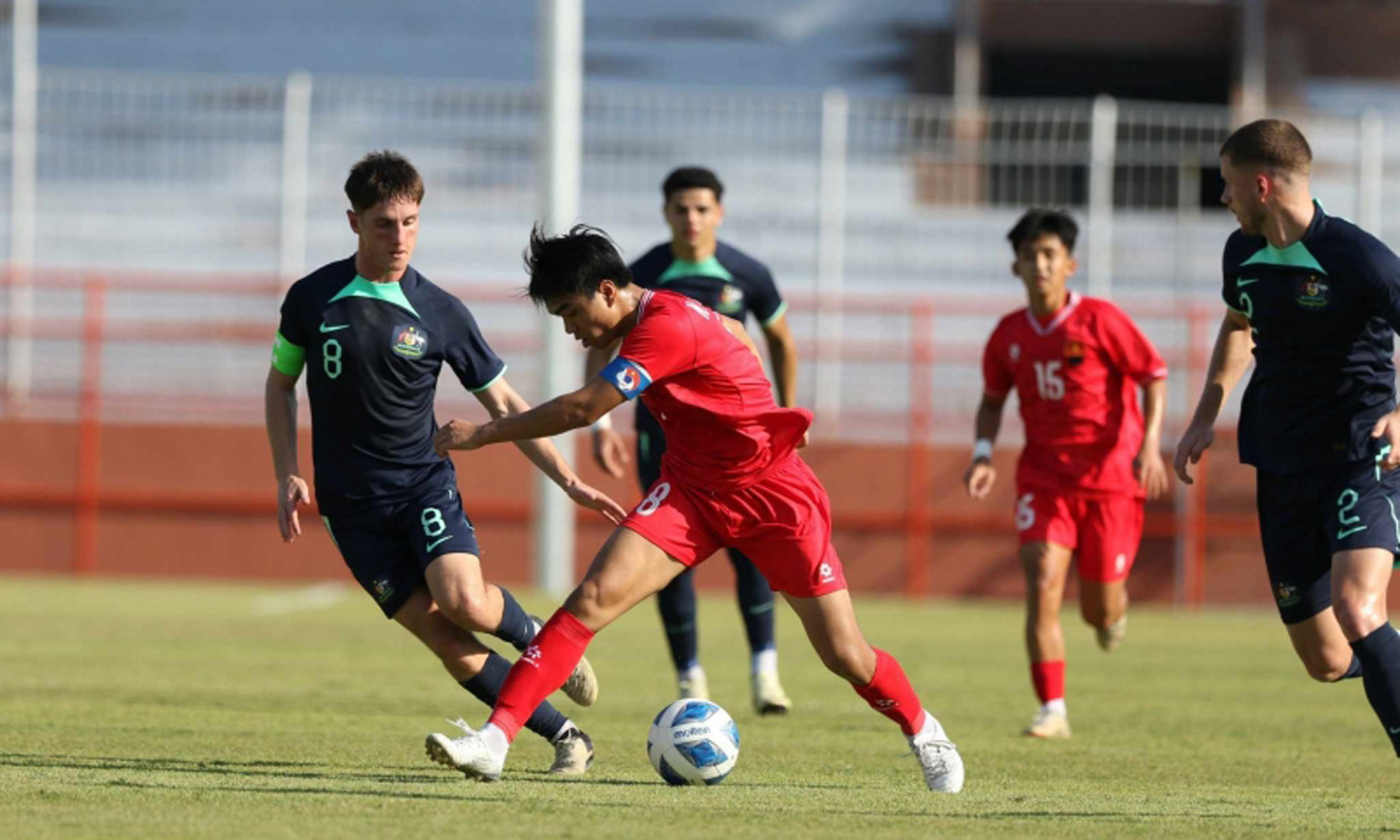 U19 Việt Nam trong trận đấu với U19 Australia. Ảnh: VFF