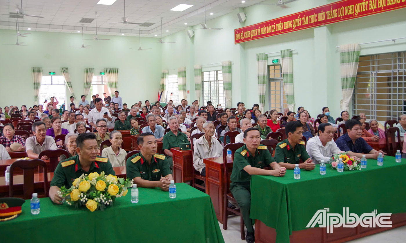 Quang cảnh buổi trao quà tại Nhà Văn hóa xã Thiện Trung, huyện Cái Bè.