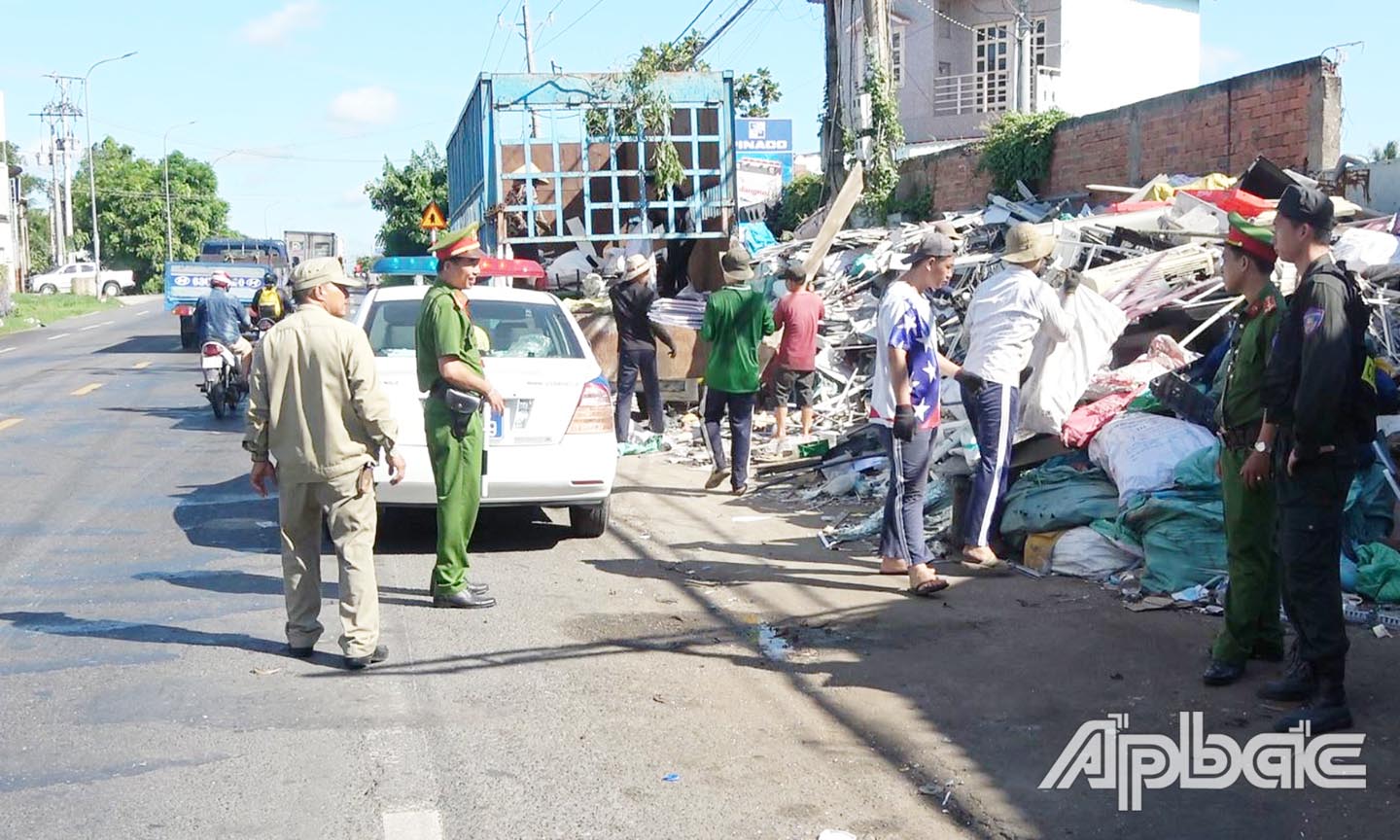 Tuyên truyền, nhắc nhở các hộ kinh doanh lấn chiếm hành lang an toàn giao thông trên tuyến Quốc lộ 50.