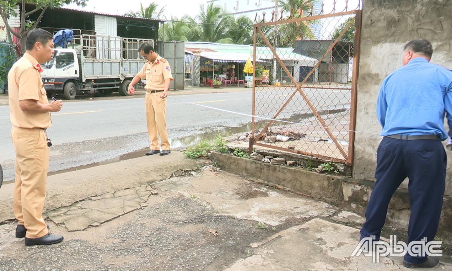 Lực lượng làm nhiệm vụ thực hiện việc xác định lại mốc lộ giới trên tuyến.