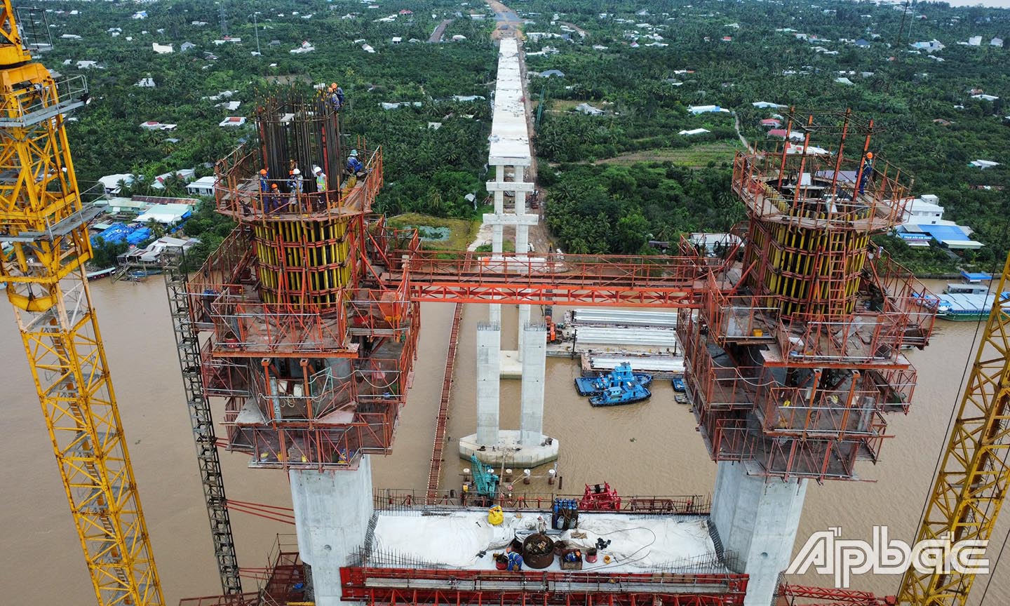 Ngay sau đó, các đơn vị thi công tiến hành căng cáp dây văng tiếp theo tại Trụ tháp P19