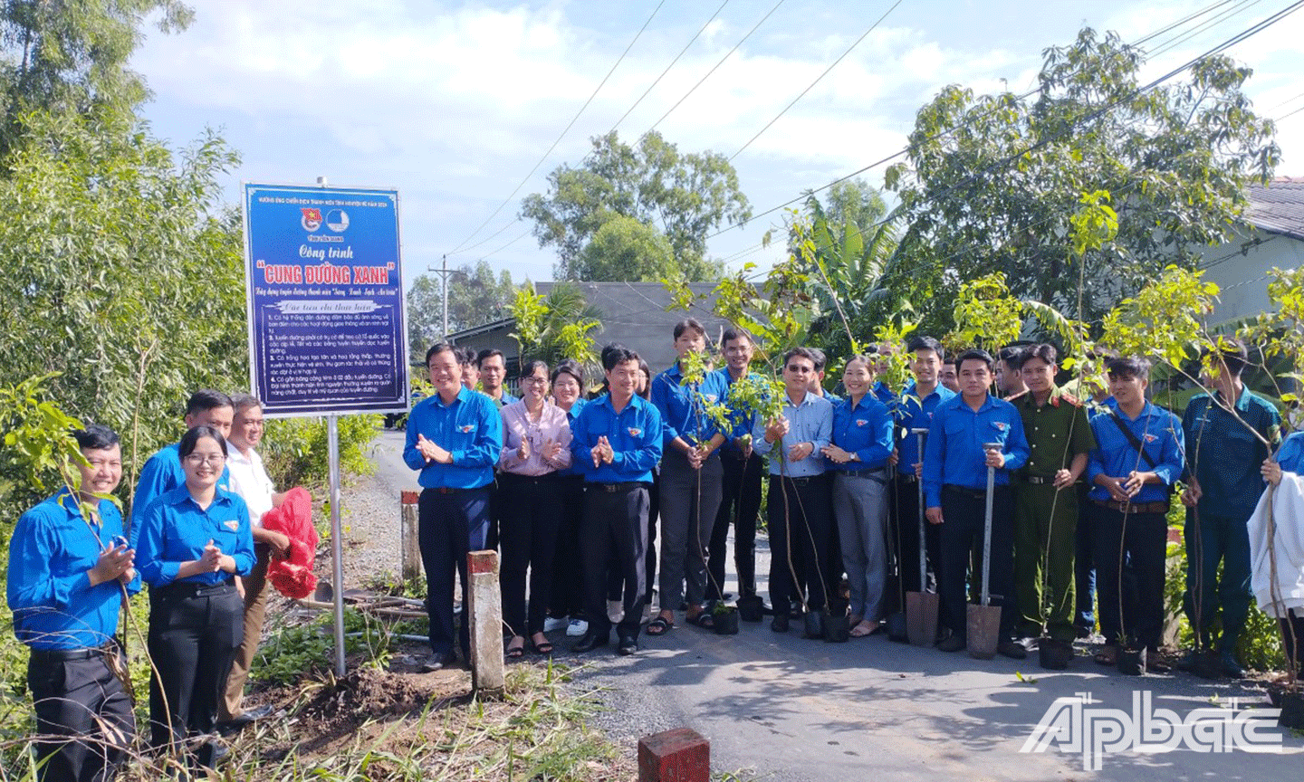 đại biểu cùng toàn thể đoàn viên, học sinh di chuyển tham gia tổ chức trồng cây. Mời đơn vị huyện đoàn Tân Phước hướng dẫn đại biểu di chuyển đến địa điểm trồng cây.