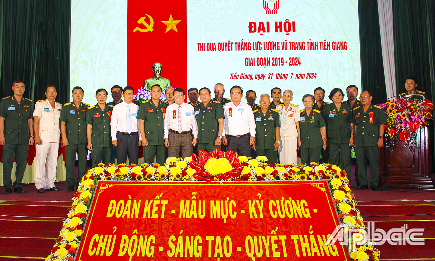 Đại biểu chụp ảnh lưu niệm. 