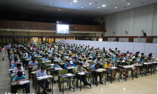 Học sinh các nước thi trực tiếp tại Hội trường của trường City Montessori School. (Nguồn: Vietnam+)