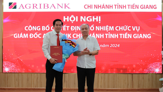 Thành viên HĐTV Agribank Nguyễn Minh Trí trao quyết định bổ nhiệm chức danh Giám đốc Agribank chi nhánh tỉnh Tiền Giang cho ông Trương Văn Đoàn