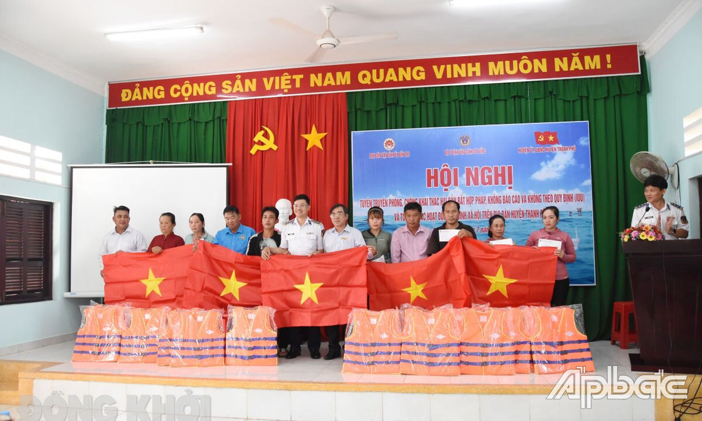 Thủ trưởng Bộ Tư lệnh Vùng Cảnh sát biển 3 và Lãnh đạo Ban Tuyên giáo Tỉnh ủy Bến Tre tặng Quà, cờ Tổ Quốc, áo phao cho ngư dân  trên địa  bàn huyện Thạnh Phú, tỉnh Bến Tre