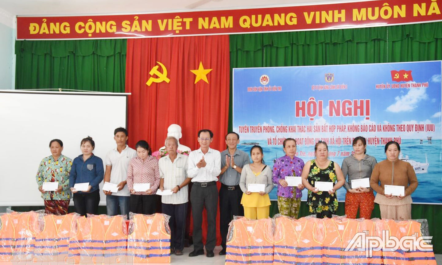 Phó chủ tịch UBND tỉnh Nguyễn Minh Cảnh và Bí thư Huyện ủy Thạnh Phú Châu  Văn Bình đại  diện ban tổ chức trao quà cho các hộ gia đình chính sách có hoàn cảnh khó khăn trên địa bàn huyện.