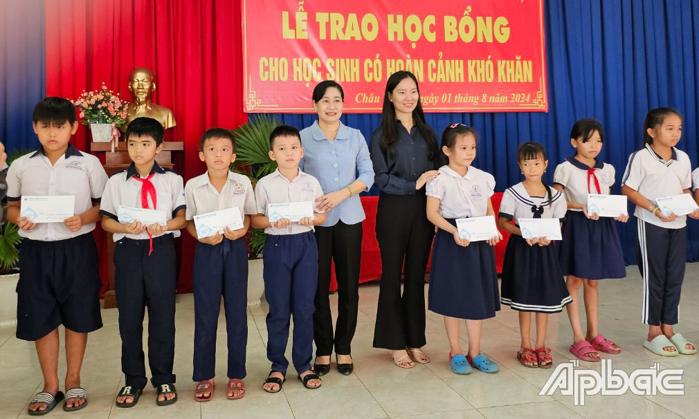 Đồng chí Châu Thị Mỹ Phương trao học bổng cho các em học sinh có hoàn cảnh khó khăn.