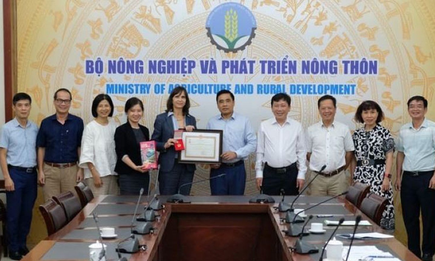 KfW Office Director Anette Haller (fifth from left) receives th insignia for her contributions to Vietnamese agriculture.