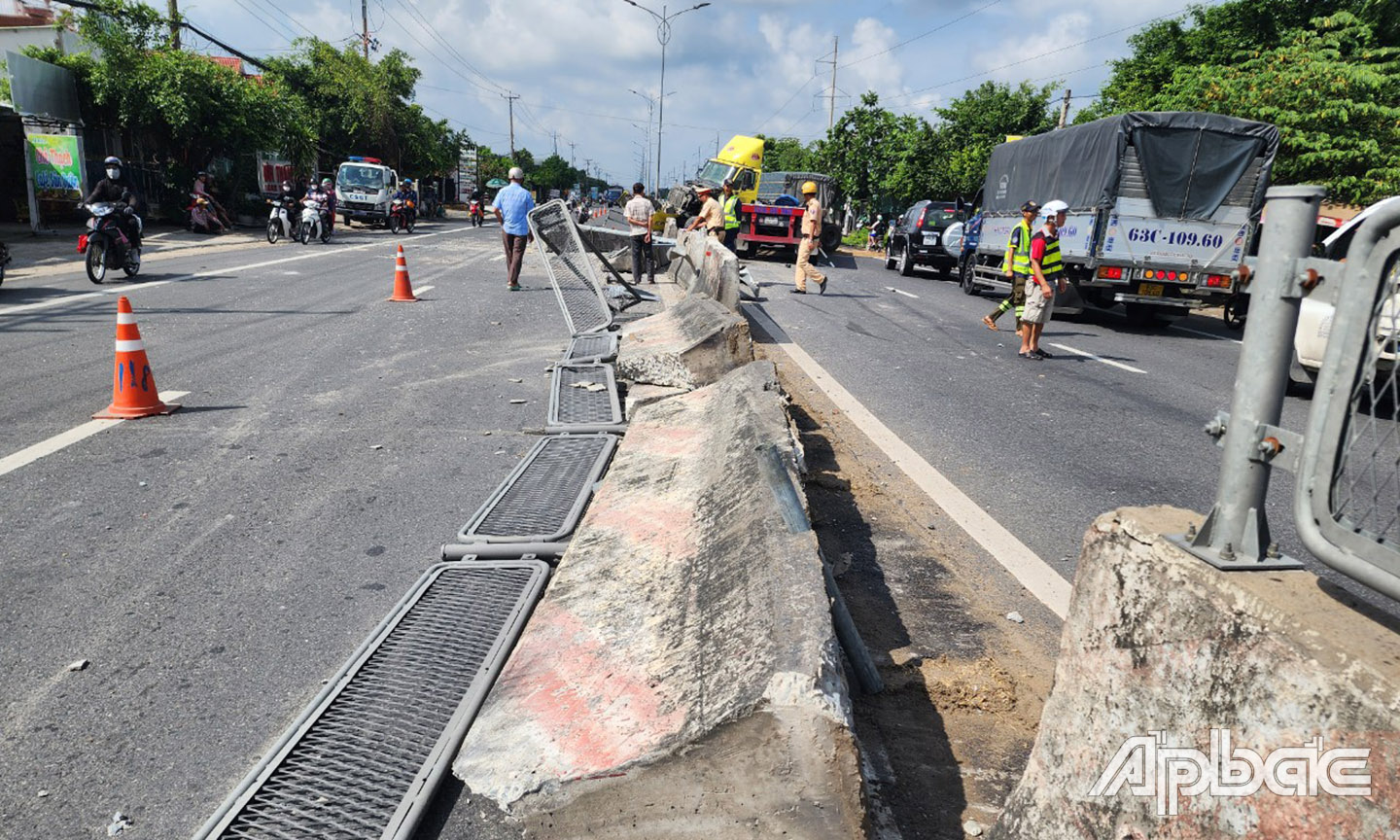 Dải phân cách bị cày nát.